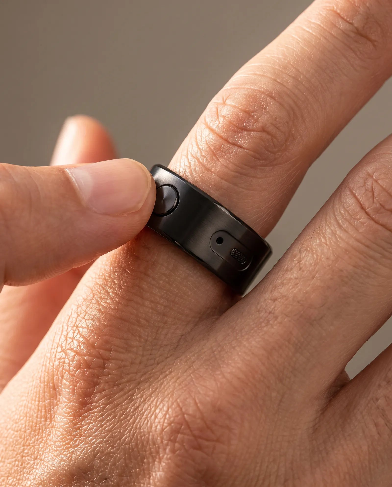 Revaudo AI Ring in black, view 5